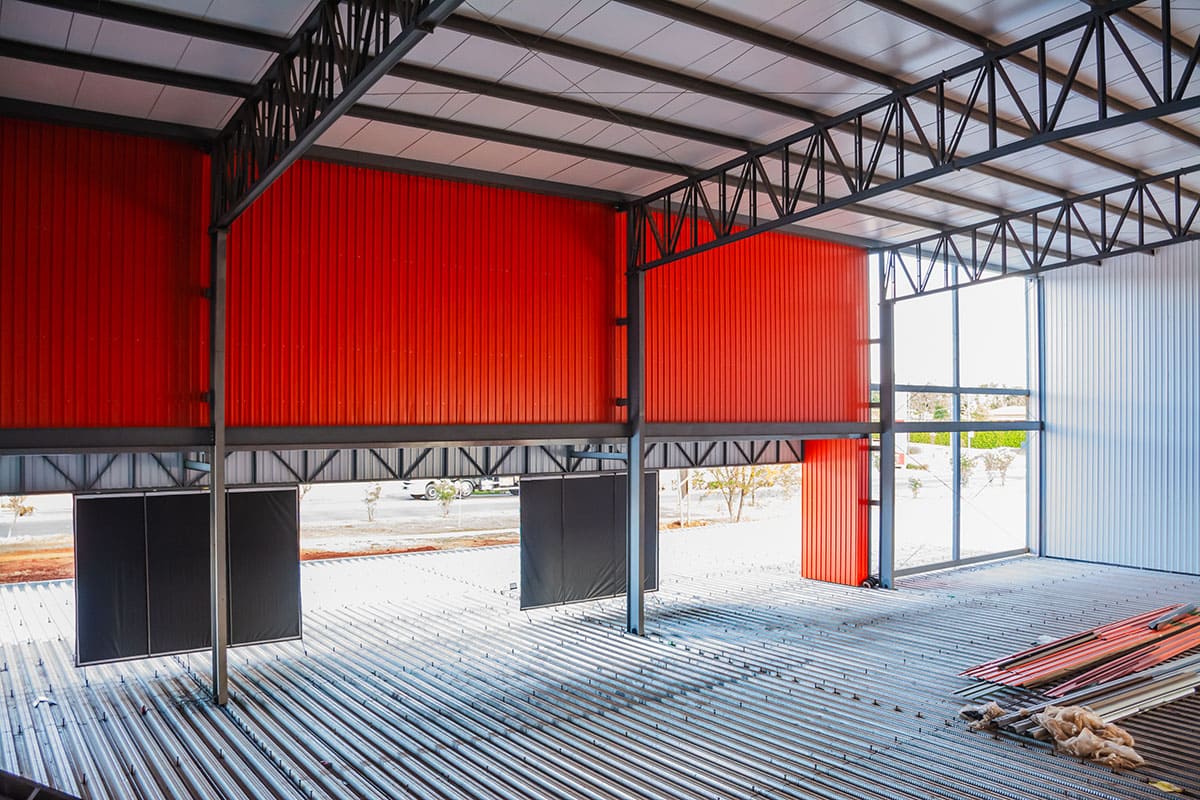 Estrutura metálica sendo montada em obra Montagem de estrutura metálica em obra industrial